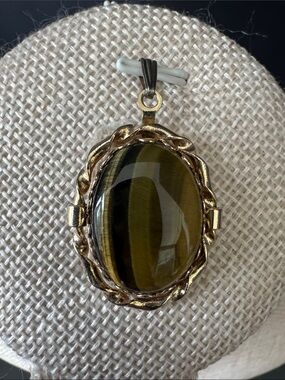 VTG 1970s Tiger's Eye Oval Pendant Gold Tone Rope Frame Statement Necklace Charm